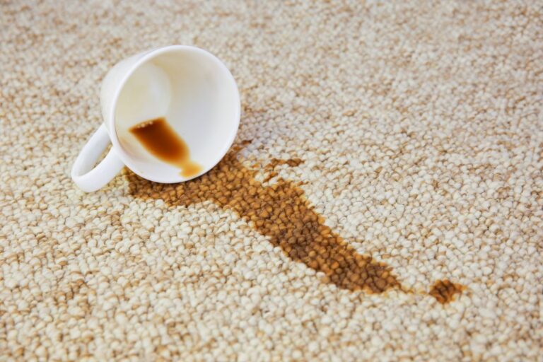 Jak usunąć plamę z kawy z kanapy, dywanu czy materaca?